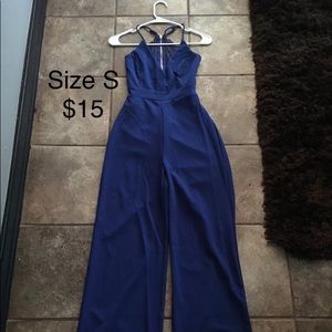 Mucha ropa de muchacha , tenis , fajas ...